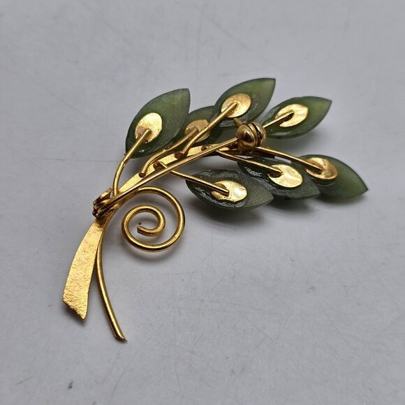 Vintage Green Jade Gold Tone Leaf Flower Brooch Pin - Picture 3 of 4